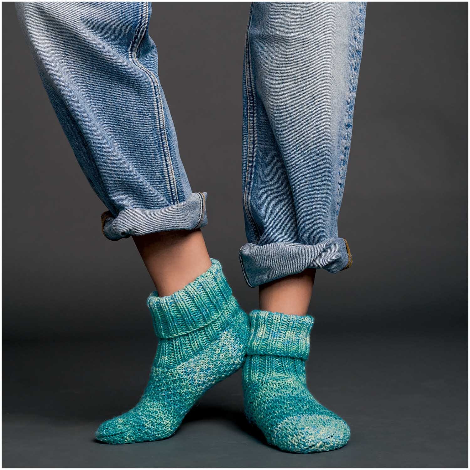 Superba Easy 8 8fädig: Person trägt gestrickte Socken in Aqua von Rico Design, kombiniert mit Jeans.