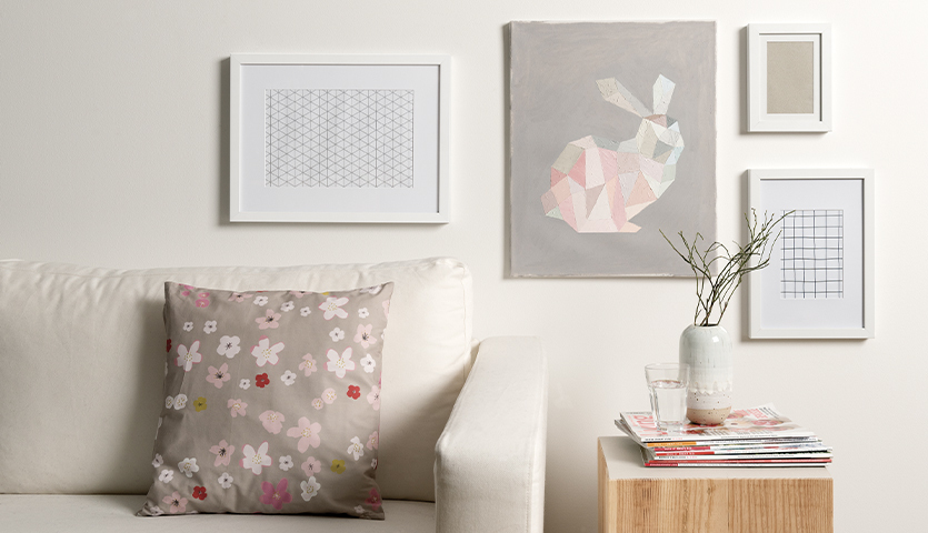 Anleitung Hasenbild mit Ölfarbe malen: Wohnzimmer mit Sofa, gemustertem Kissen und Hasenbild an der Wand.