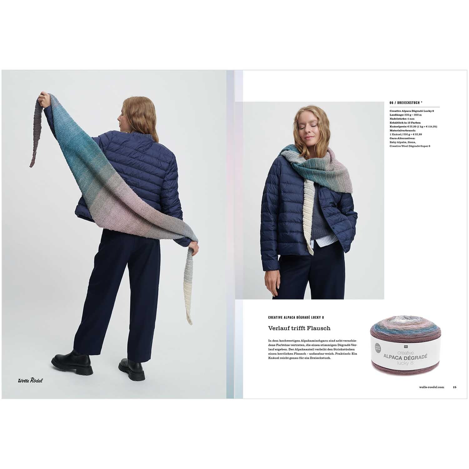 Die Neue Masche Nr. 04 Herbst: Person trägt einen blauen Mantel und einen mehrfarbigen Schal von Wolle Rödel.