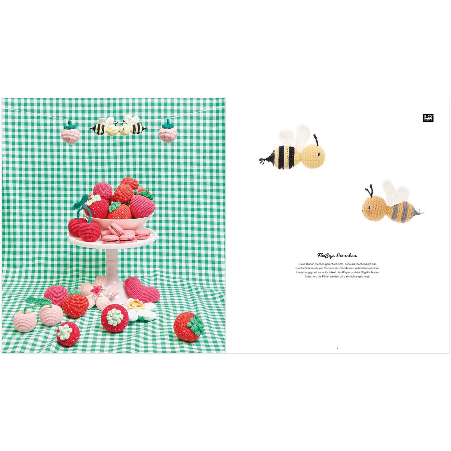 Ricorumi Just Bees + Fruits + Flowers deutsch: Gehäkelte Bienen und Früchte auf grün-weiß kariertem Hintergrund, präsentiert von Rico Design.