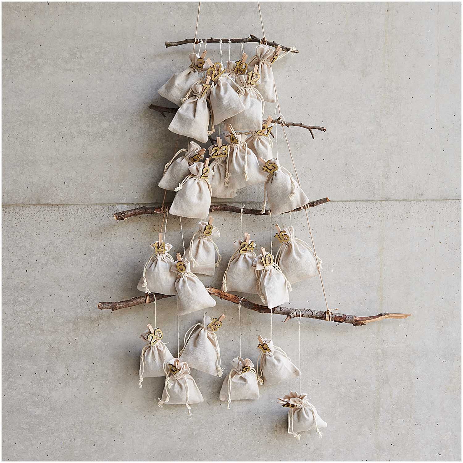 Holzclips Adventskalender Zahlen 1-24 4,5cm: Handgemachter Kalender aus Stoffbeuteln an Ästen, ideal für kreative Weihnachtsdekoration.