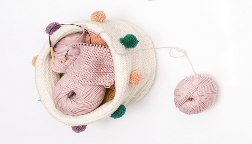 Strickanleitung für einen stilvollen Korb aus Essentials Mega Wool Chunk, ideal für kreative Projekte.