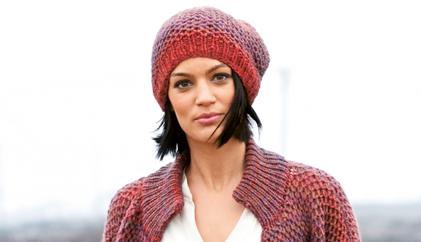 Strickanleitung Mütze und Jacke aus Creative Light Melange: Frau trägt gestrickte Mütze und Jacke in Melange-Farben, stilvoll und modern.