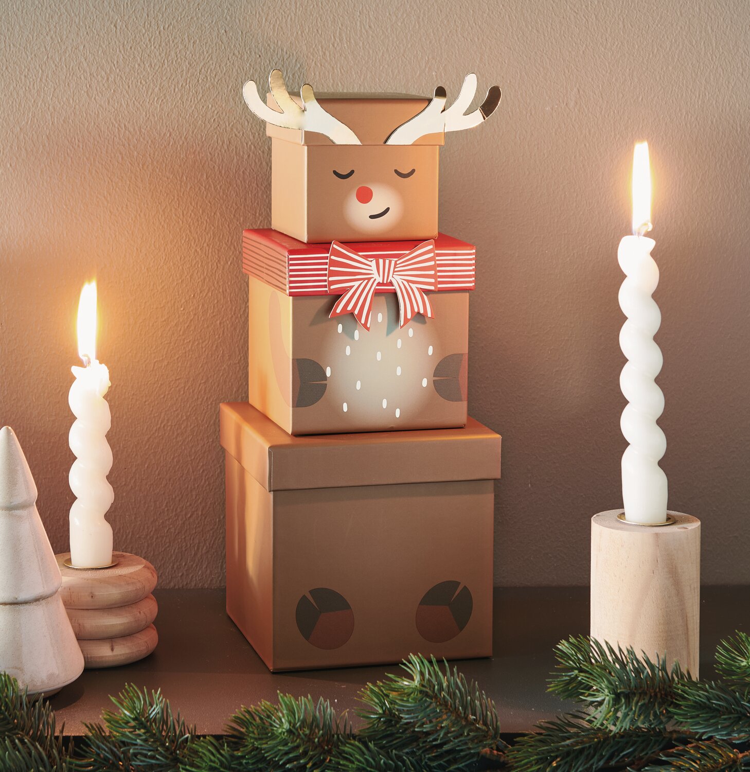 Geschenkboxen-Set Rentier: 5-teiliges Set in Braun mit Rentiermotiv, dekoriert mit Kerzen.