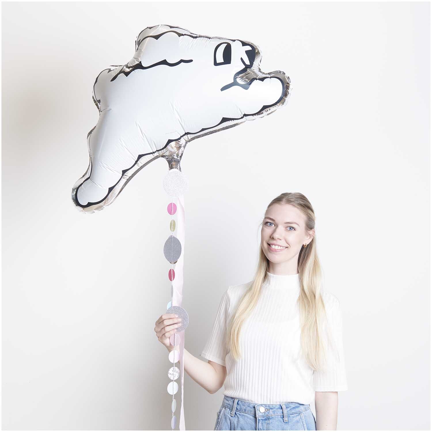 Folienballon Hase springend: Eine Frau hält einen großen, weißen Hasenballon von Rico Design.