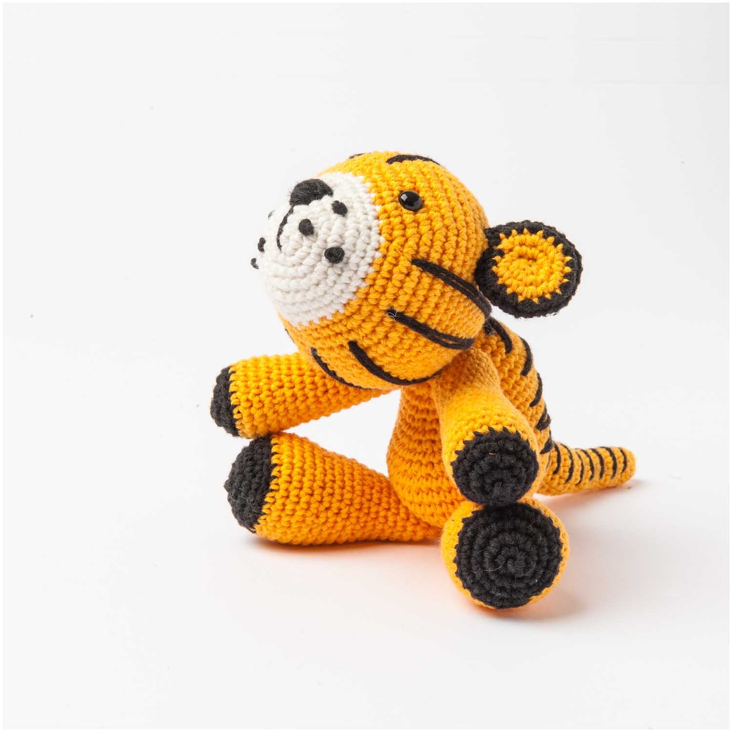 Häkelset Ricorumi Puppies Tiger: Ein niedlicher, gehäkelter Tiger in Gelb und Schwarz von Rico Design.