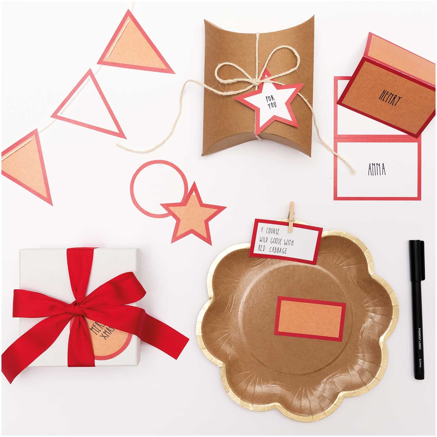 Paper Poetry Papierwimpel mit Hot Foil, dekorative rote Wimpel und Karten von Rico Design auf einem Tisch arrangiert.
