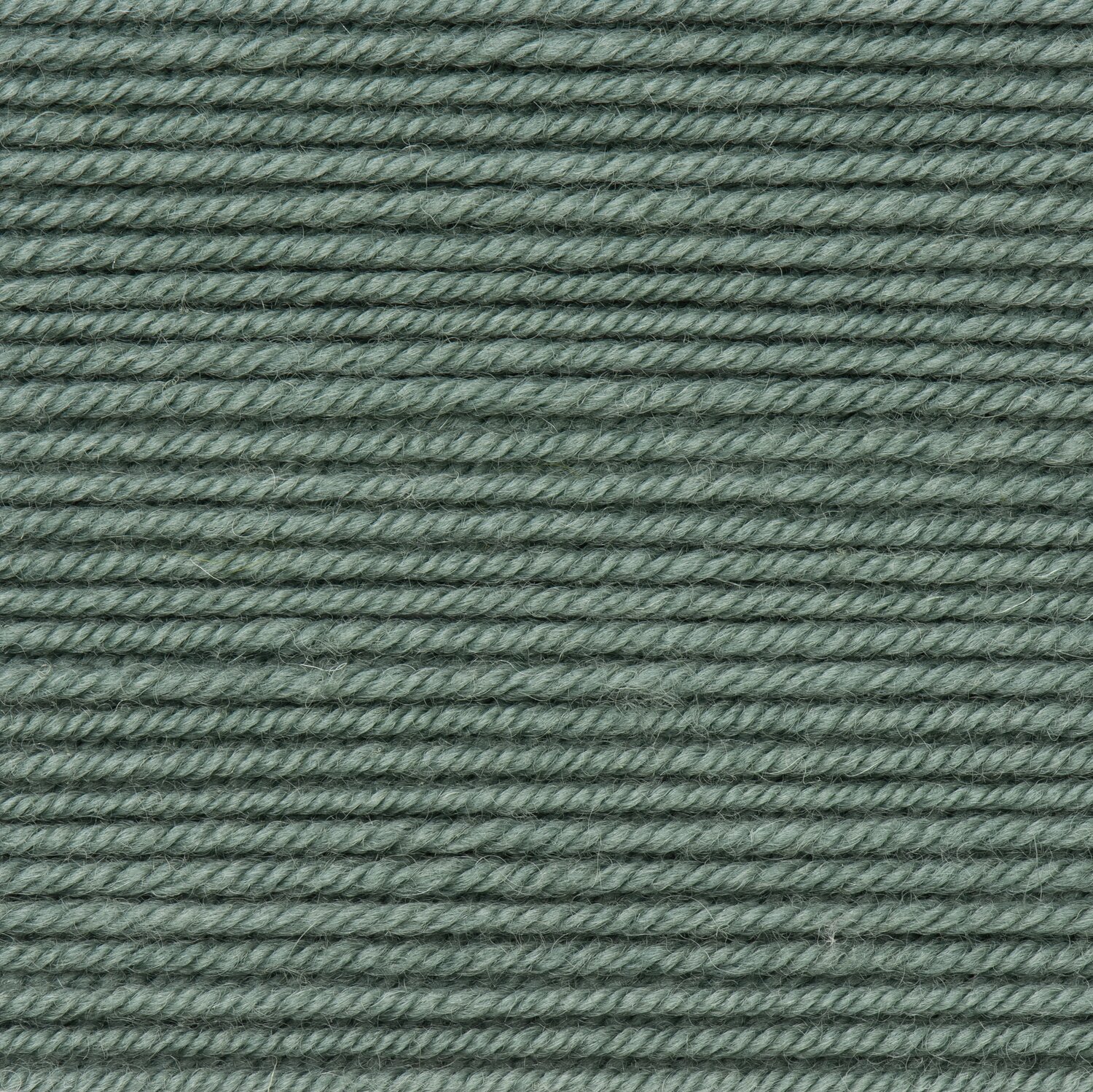 Essentials Merino dk, Rico Design, Subtitel 50g 110m, dichter Nahaufnahme-Ausschnitt eines gleichmäßig aufgewickelten, mitteldicken Garnknäuels in dunklem Grünton