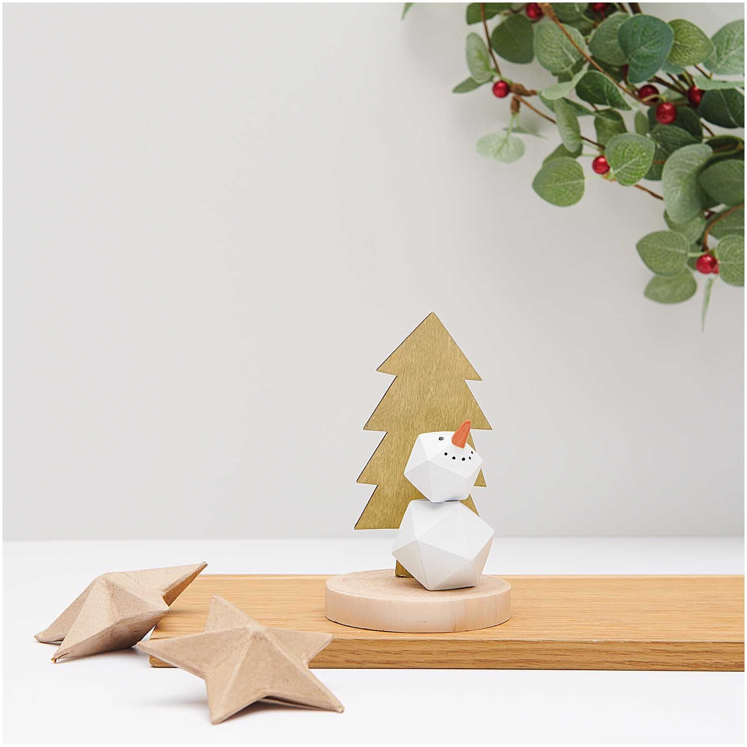 Schneemann mit Tanne auf Holzfuß 8x8x13cm, dekorativer Holzschmuck, ideal für weihnachtliche Tischdekorationen, mit grüner Tanne und weißem Schneemann.