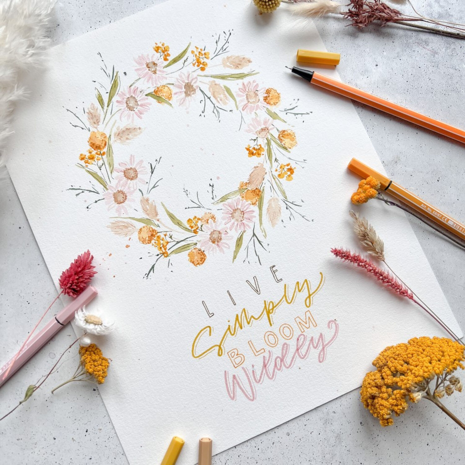 STABILO point 88 Fineliner Neon Set 5 Stück, Illustration mit floraler Kranzzeichnung, Handlettering-Spruch und leuchtenden STABILO Stiften auf hellem Untergrund