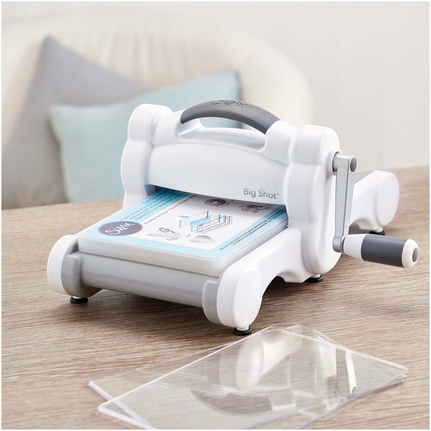 Big Shot Stanzmaschine A5 auf einem Tisch, ideal für präzises Stanzen. Weißes Design von Sizzix.