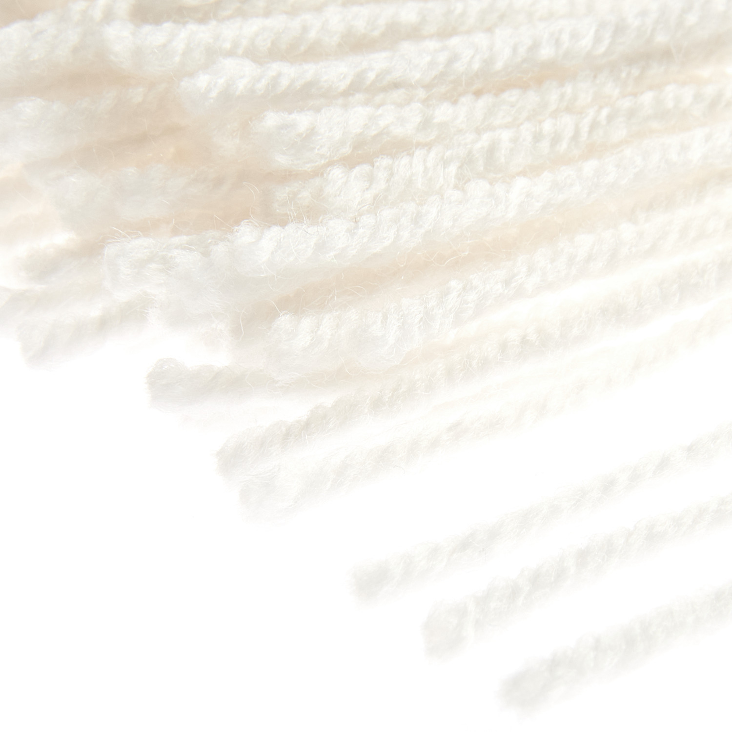 Rico Hooki Hooki Knüpfgarn in Offwhite von Rico Design, Nahaufnahme der weichen, strukturierten Fäden. Ideal für kreative Projekte.