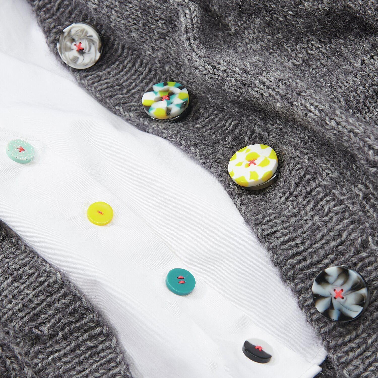 UV Resin Soft: Bunte Knöpfe aus Silikon auf grauem Stoff. Ideal für kreative DIY-Projekte.