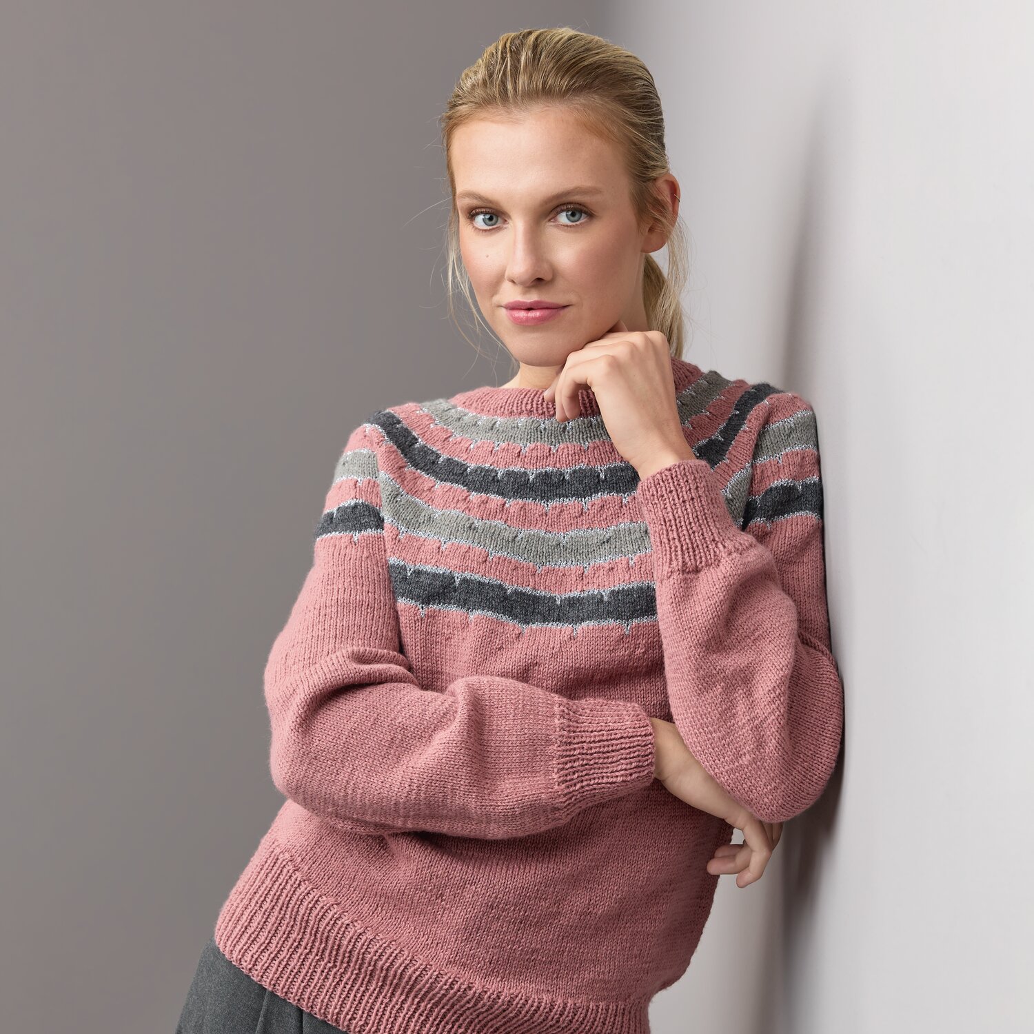 Jubiläums-Strickset Pullover Modell 08 aus Die Neue Masche No. 10 von Rico Design