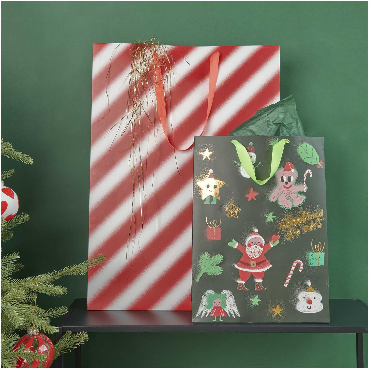 Paper Poetry Geschenktüte Christmas Rocks! mit weihnachtlichen Motiven und grünem Seidenpapier, ideal für festliche Geschenke.