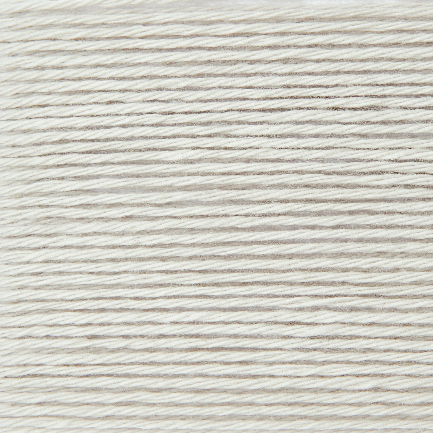 Baby Cozy Organic Cotton Cashmere: Nahaufnahme von weichem Garn in Taupe, ideal für Strickprojekte.