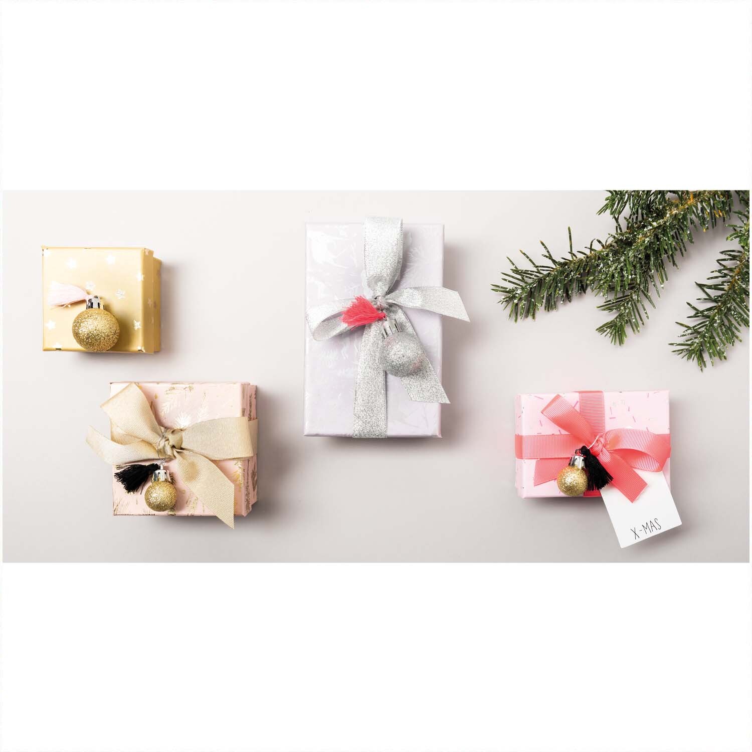 Paper Patch Papier Nostalgic Christmas zeigt Geschenke mit Zweigen und Kugeln, ideal für festliche Dekorationen.