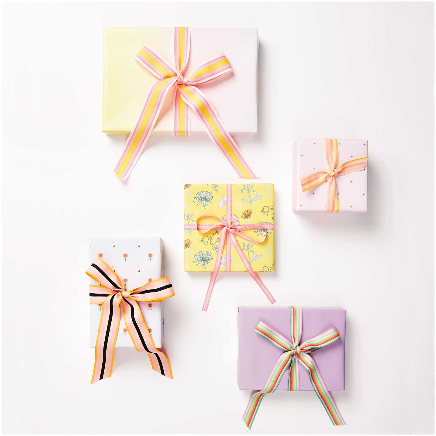 Webband Multi Streifen Neon/Glitter Bunt: Fünf Geschenke mit bunten Streifenbändern von Rico Design.