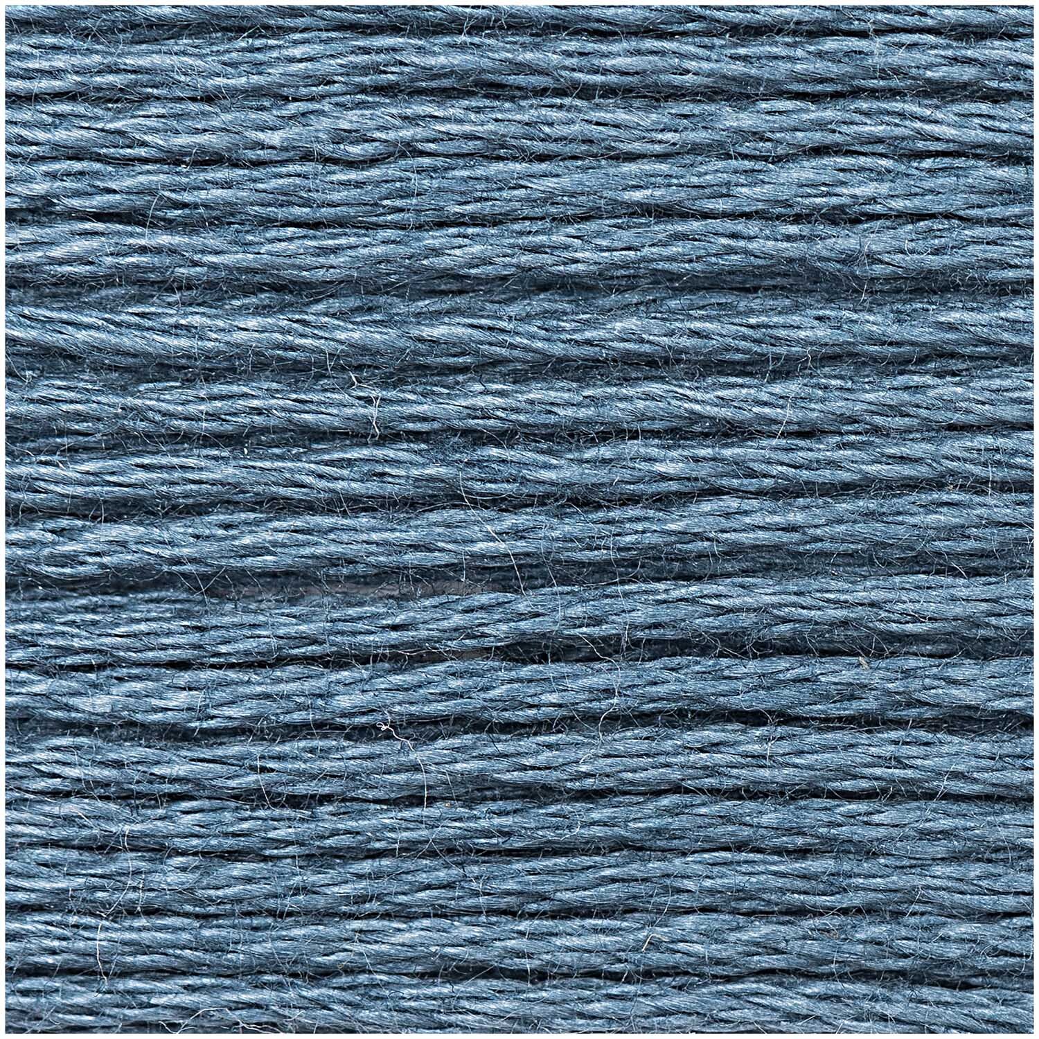 Sticktwist 8m von Rico Design in Blau, Nahaufnahme der feinen Textur des Stickgarns.