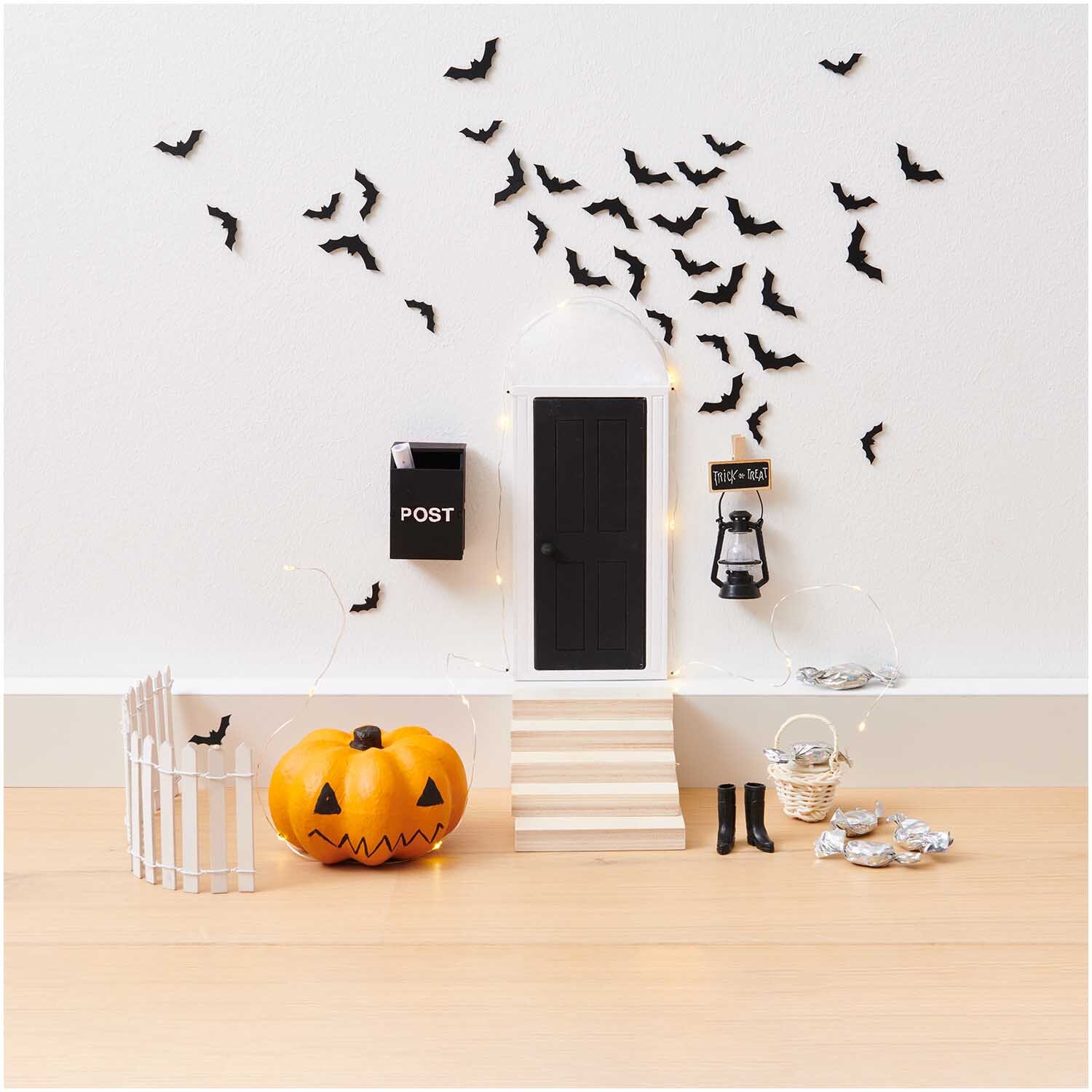 Miniatur Laterne 7,3x2,5cm von Rico Design vor einer Halloween-Szene mit Kürbis und Fledermäusen.