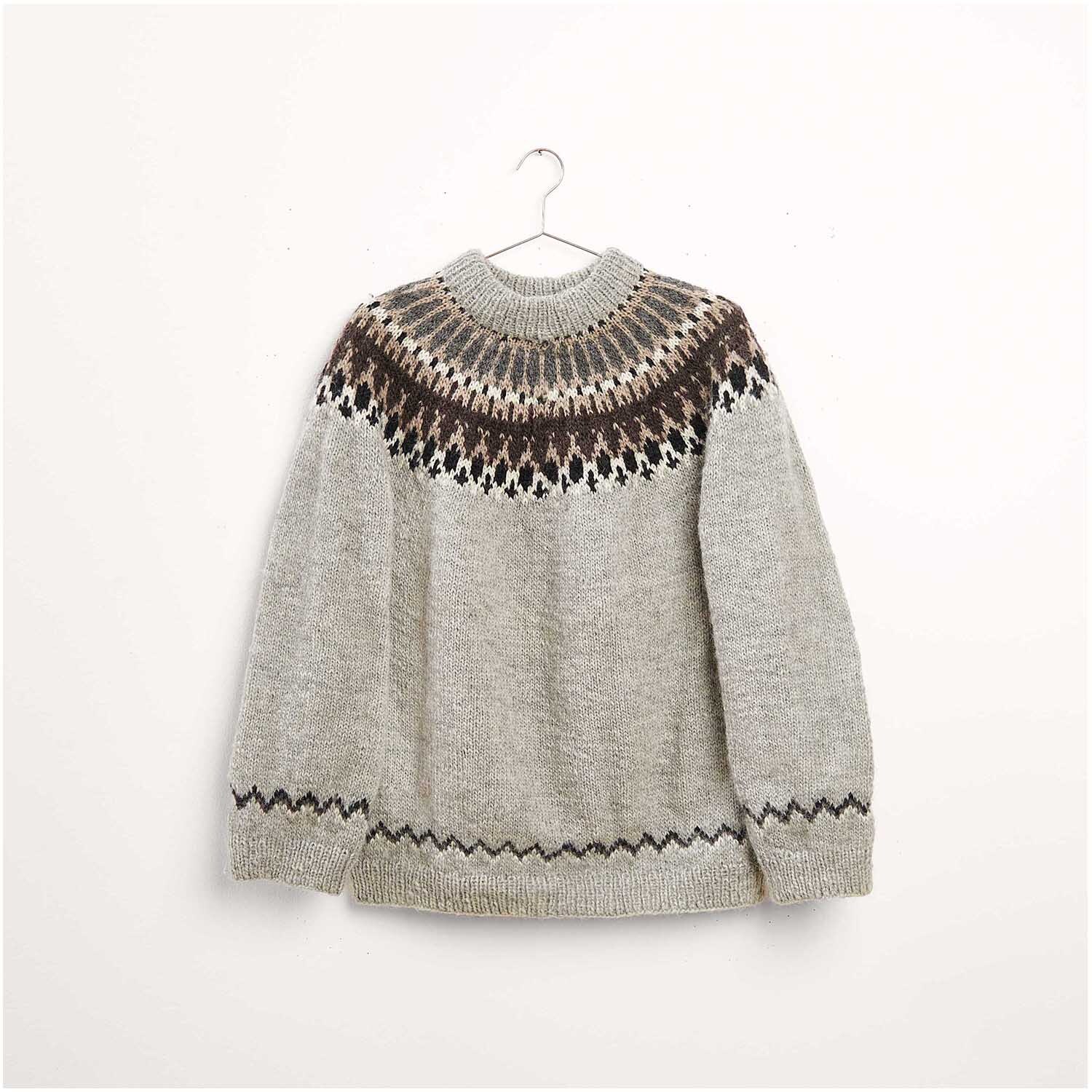 Strickset Pullover Modell 06: Grauer Pullover mit nordischem Muster, ideal für den Winter.
