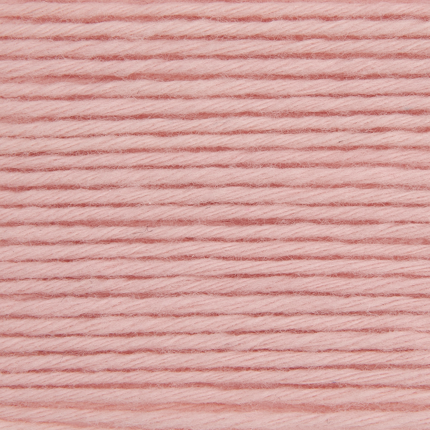 Essentials Vegan Cashmere aran von Rico Design in Altrosa, zeigt weiche, gleichmäßige Fäden. Ideal für Strickprojekte mit 50g und 100m Länge.