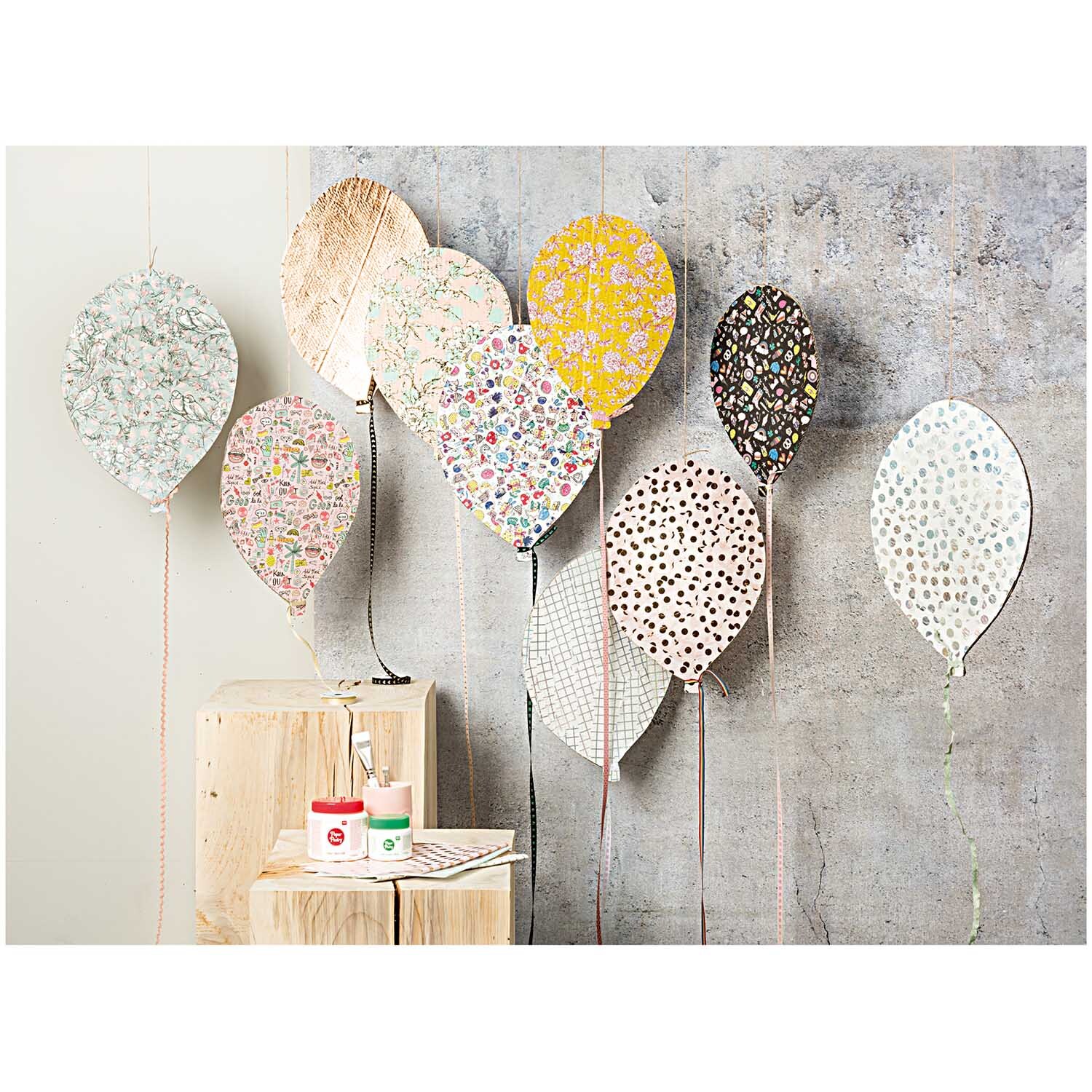 Paper Patch Papier Dots gold 30x42cm von Rico Design: Bunte, gemusterte Papierballons an einer Wand. Ideal für kreative Dekorationen.