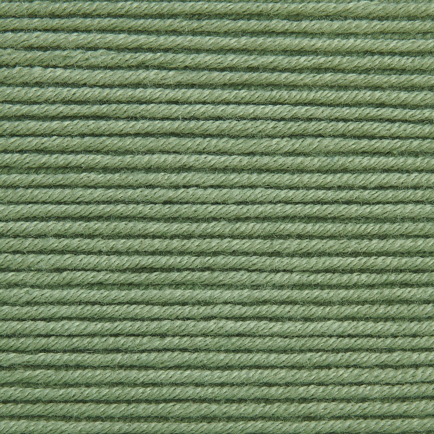 Creative Sport dk, Rico Design. Nahaufnahme von grünem Garn, gleichmäßig gewickelt, ideal für Strickprojekte.