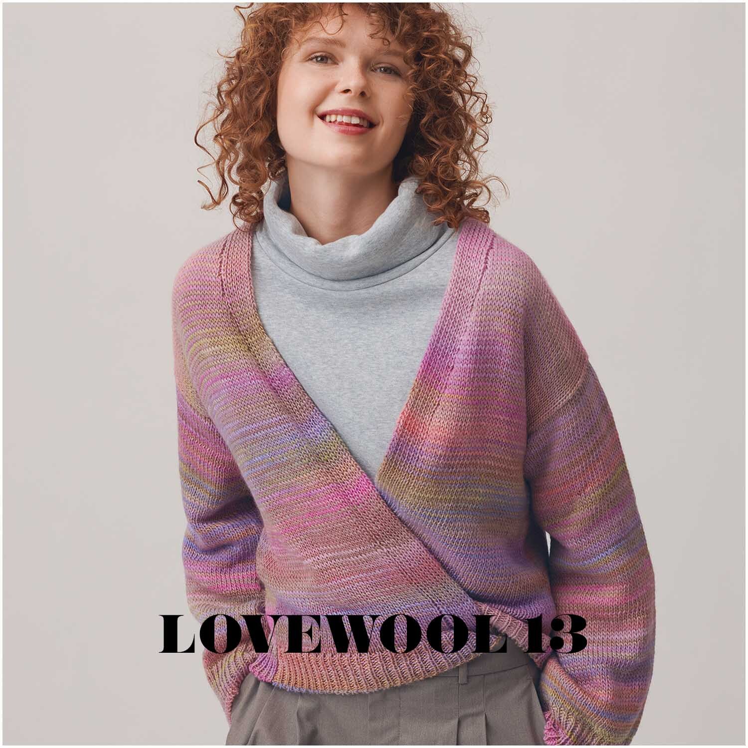 Creative Melange aran Wonderball: Frau trägt gestrickten Pullover in Flieder-Pink von Rico Design.