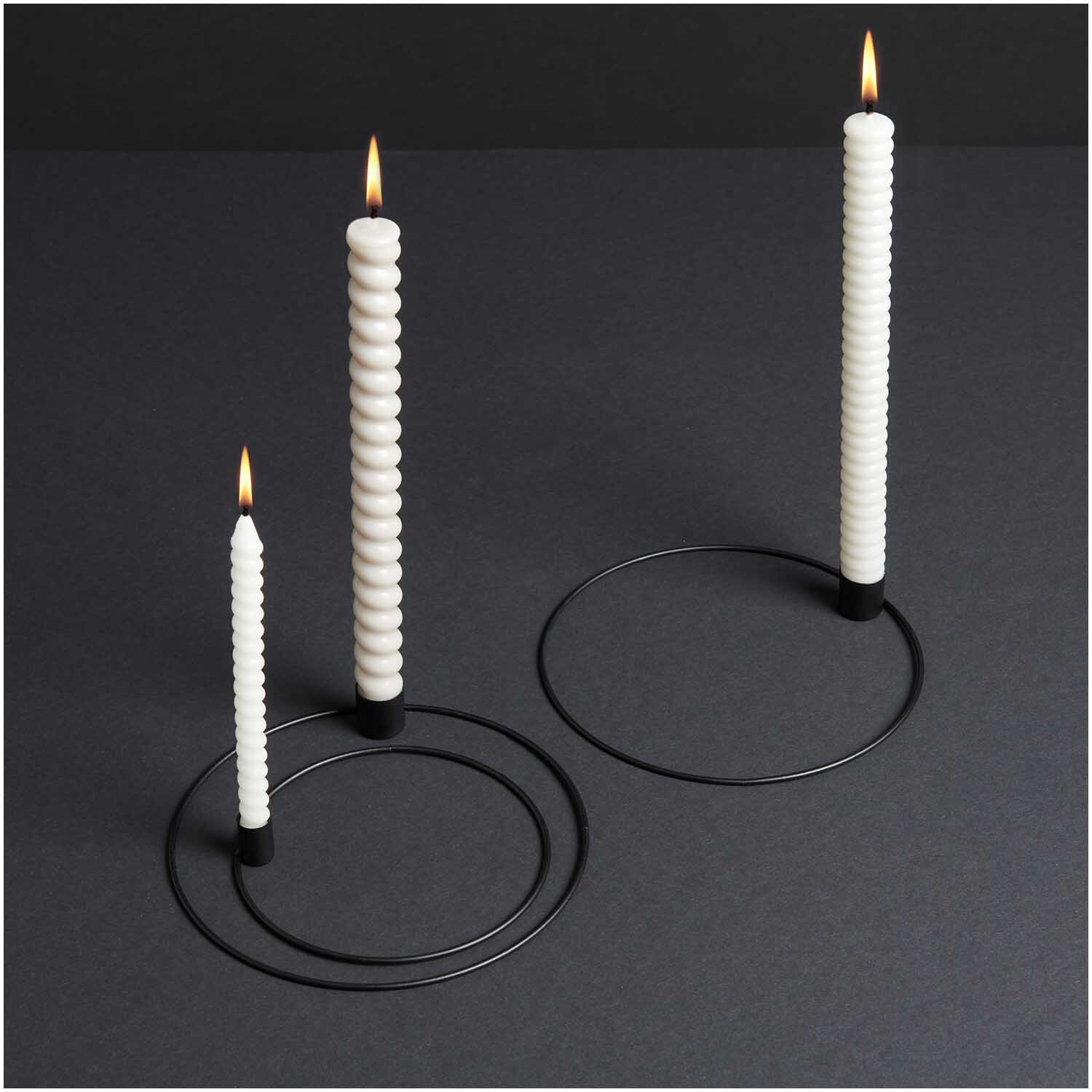 Metallring mit Kerzenhalter Ø 20cm, Schwarz Matt, von Rico Design, präsentiert zwei weiße Kerzen auf einem eleganten, minimalistischen Design.