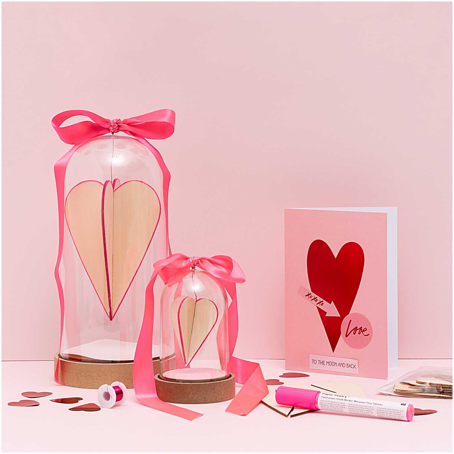 Steckherzen 5,5x6,5cm 3 Stück von Rico Design in einer dekorativen Szene mit rosa Schleifen und einer Grußkarte.