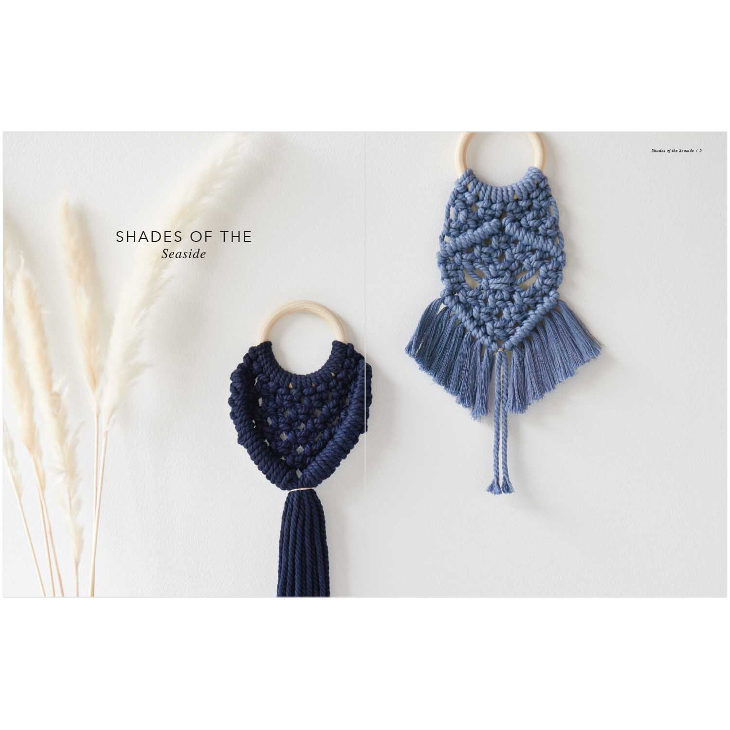 Rico Macrame: Zwei blaue Makramee-Wandbehänge von Rico Design, kunstvoll geknüpft an Holzringen.