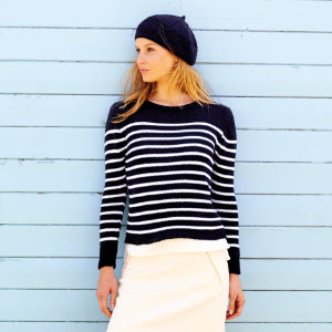 Blau-weiß gestreifter Pullover und blaue Mütze für Damen