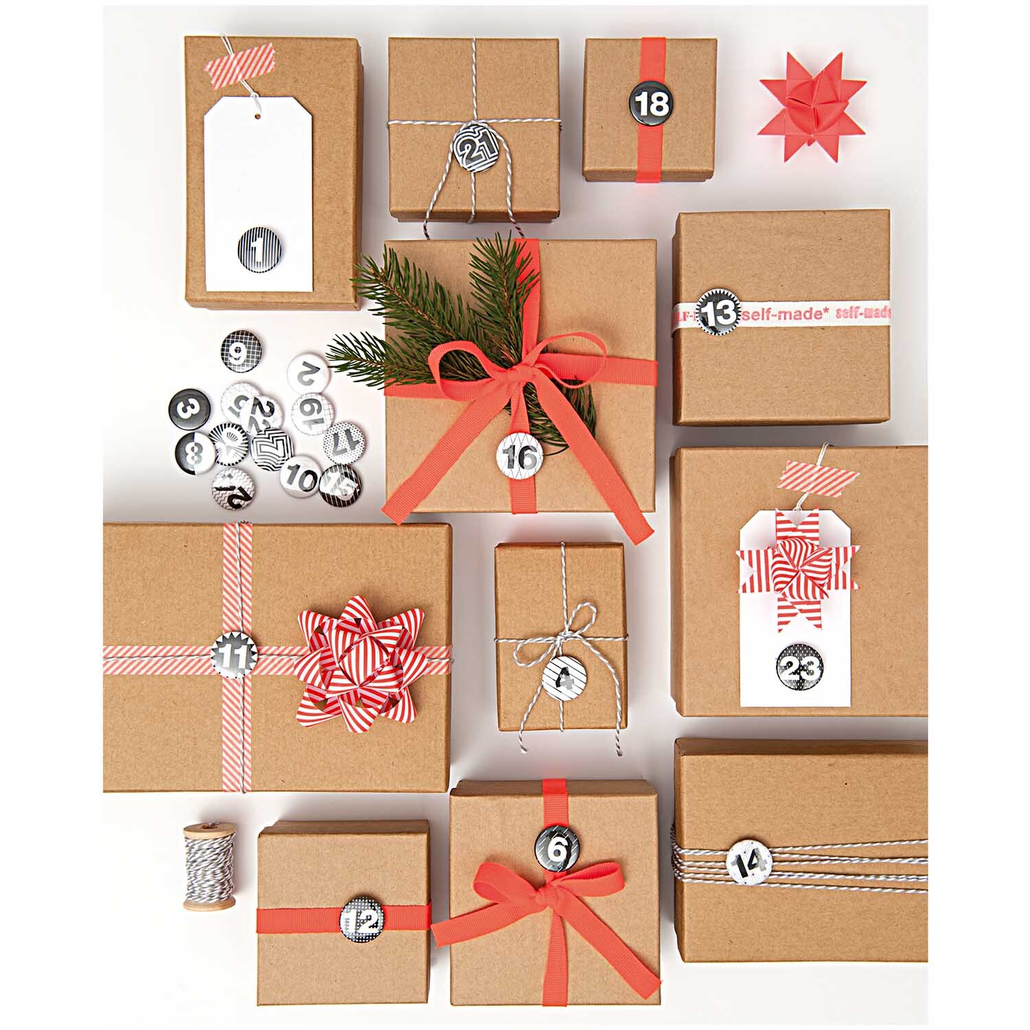 Paper Poetry Adventskalender Boxen Set 24teilig mit dekorativen, nummerierten Boxen in Naturtönen, verziert mit roten Bändern und Tannenzweigen.