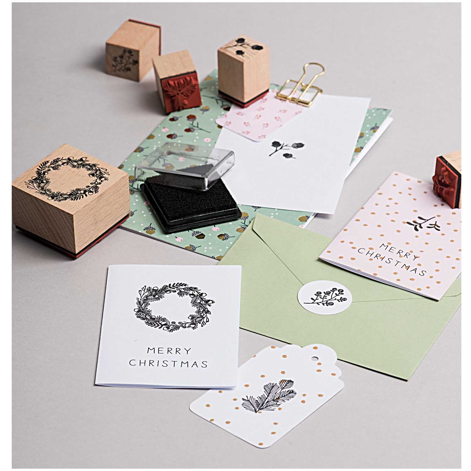 Paper Poetry Stempelset Classical Christmas mit Stempelkissen und Karten, ideal für festliche Bastelprojekte.