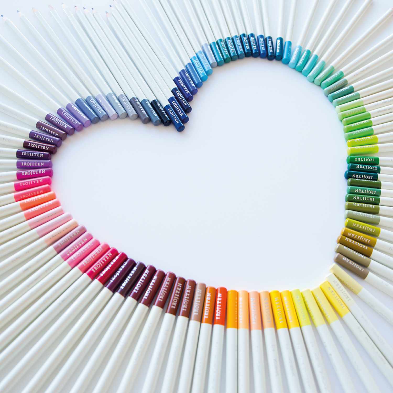 IROJITEN Farbstifte Woodlands 30 Stück von Tombow, kunstvoll in Herzform arrangiert, zeigen eine breite Farbpalette.