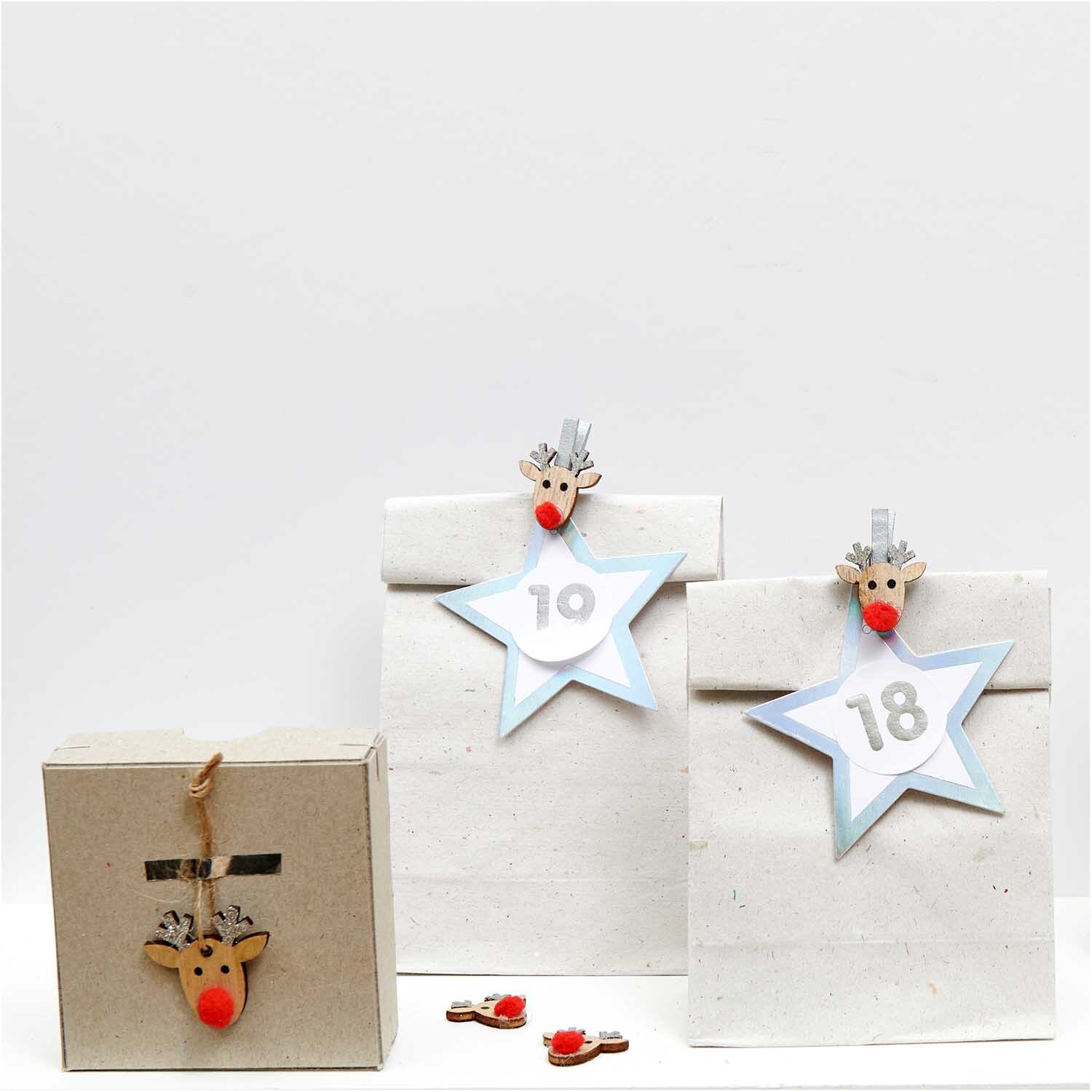 Holzstreu Rentier mit Glitter 23x23mm 24 Stück, Natur-Silber, dekoriert Geschenktüten. Ideal für festliche Anlässe und kreative Bastelprojekte.