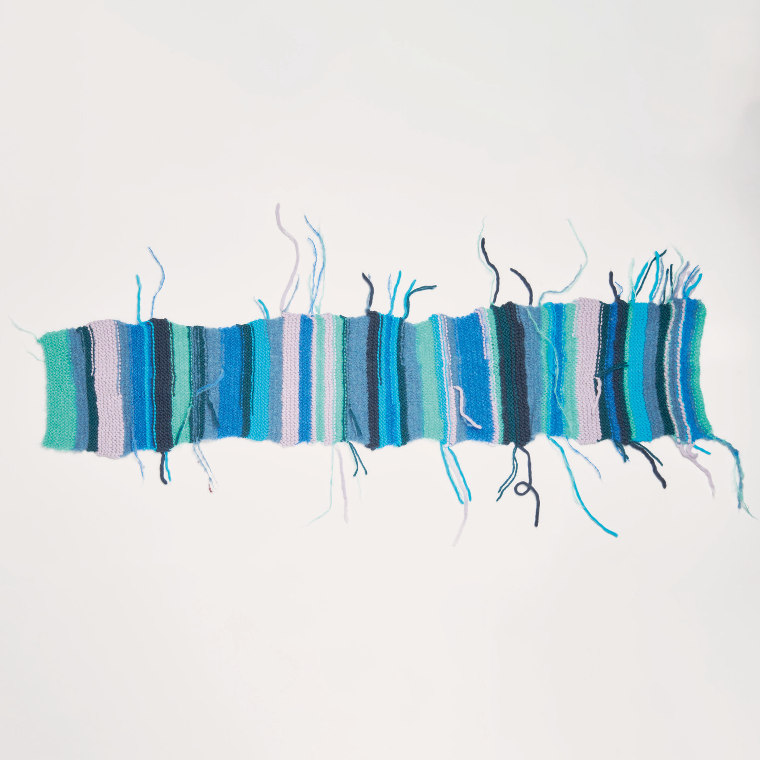 Made by Me No. 19 Herbst-Winter: Buntes Strickmuster in Blau- und Grüntönen auf weißem Hintergrund.