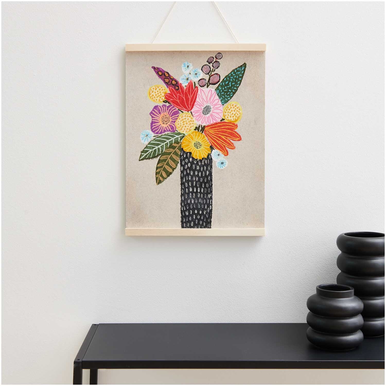 Ölpastellkreide Neon 12 Farben: Ein Bild mit buntem Blumenstrauß in Vase, an weißer Wand hängend. Ideal für kreative Kunstprojekte.
