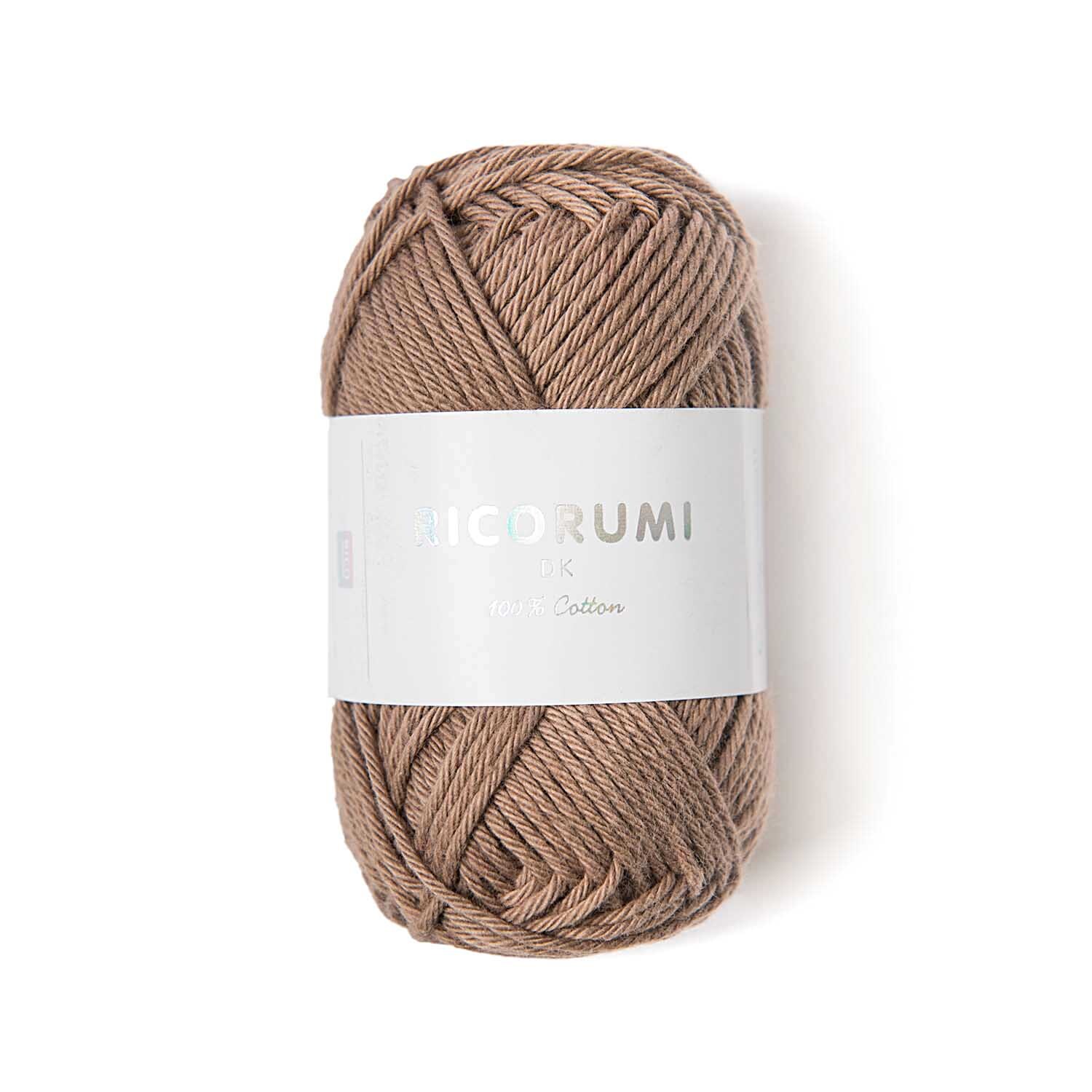 Creative Ricorumi dk Häkelset Apfel zeigt hellbraunes Garn von Rico Design, ideal für kreative Projekte.