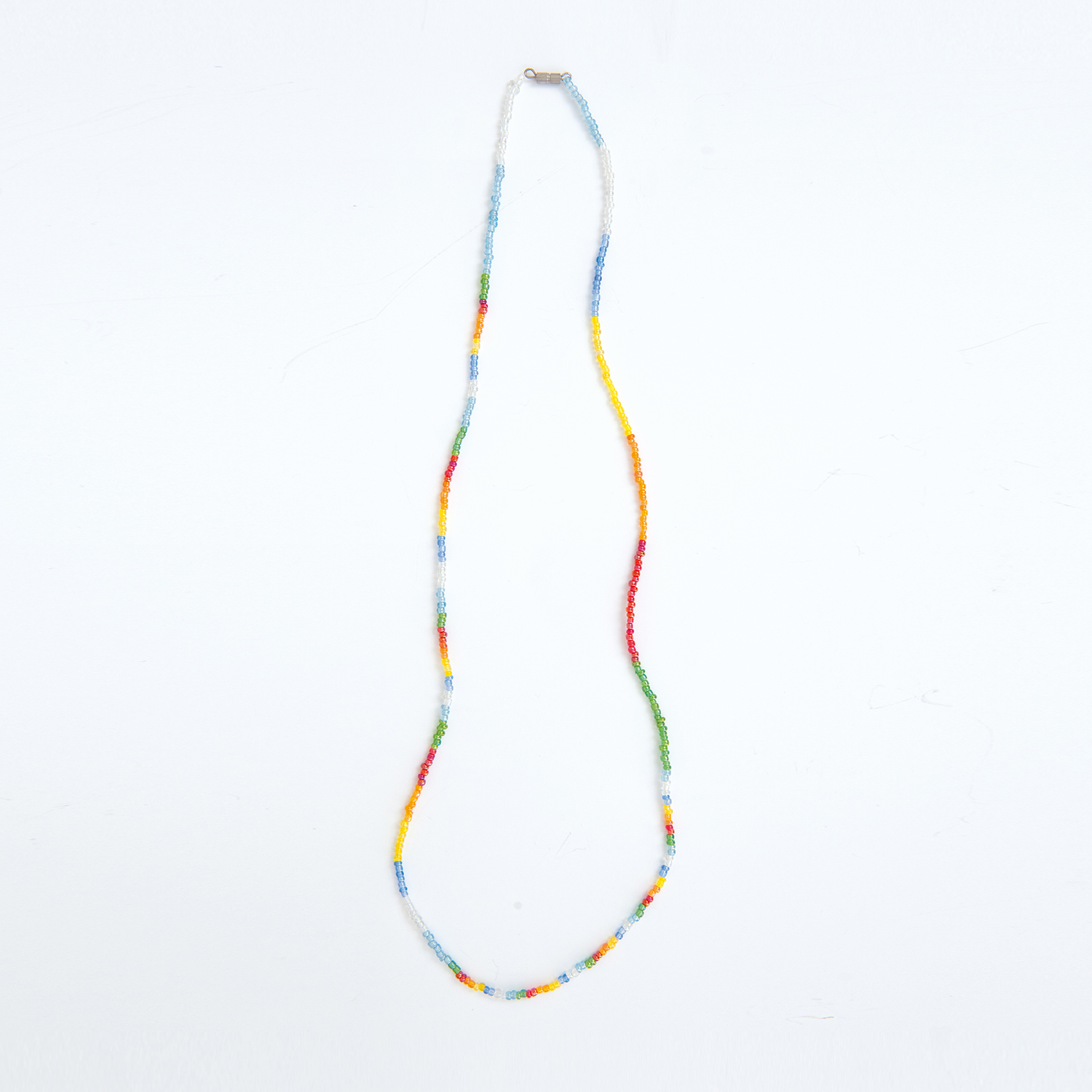 Anleitung DIY Perlenset Rocailles Kette basteln: Bunte, handgefertigte Halskette aus kleinen Perlen. Ideal für kreative Schmuckprojekte.