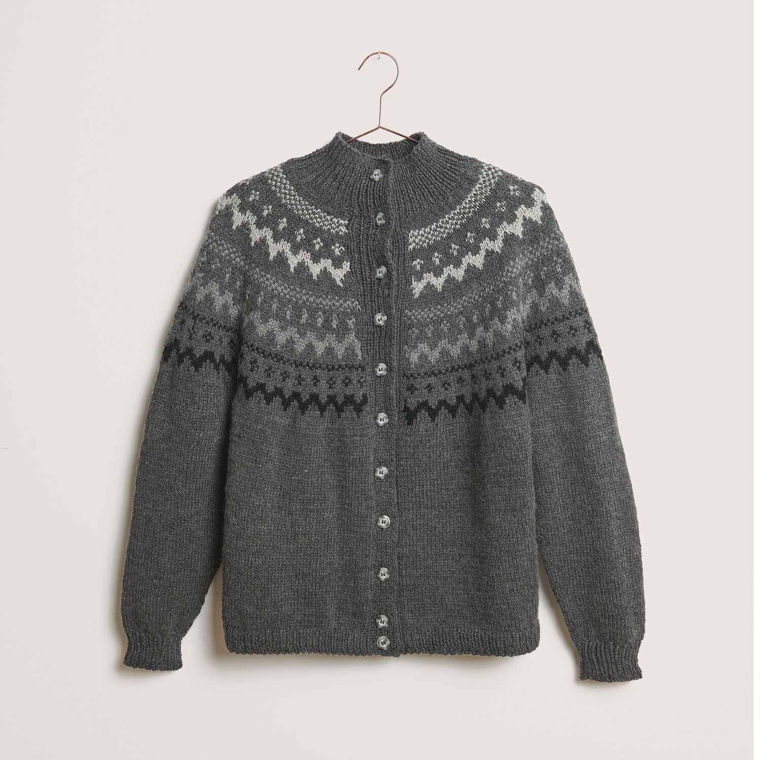 Essentials Soft Merino aran Strickjacke in Grau-Melange mit nordischem Muster von Rico Design.