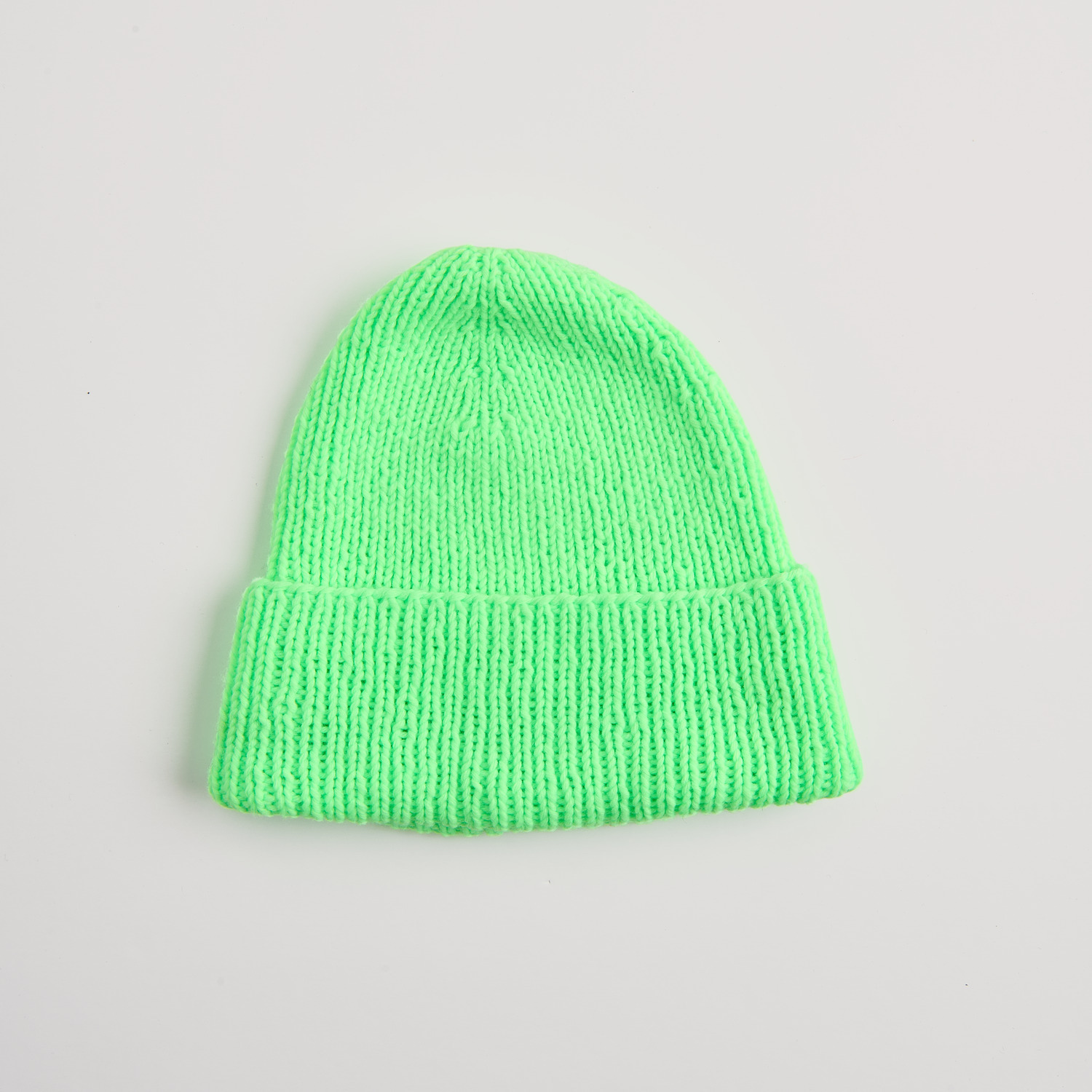 Strickset Mütze Modell 01b aus Vegan Cashmere in leuchtendem Grün, ideal für modische Wintertage.