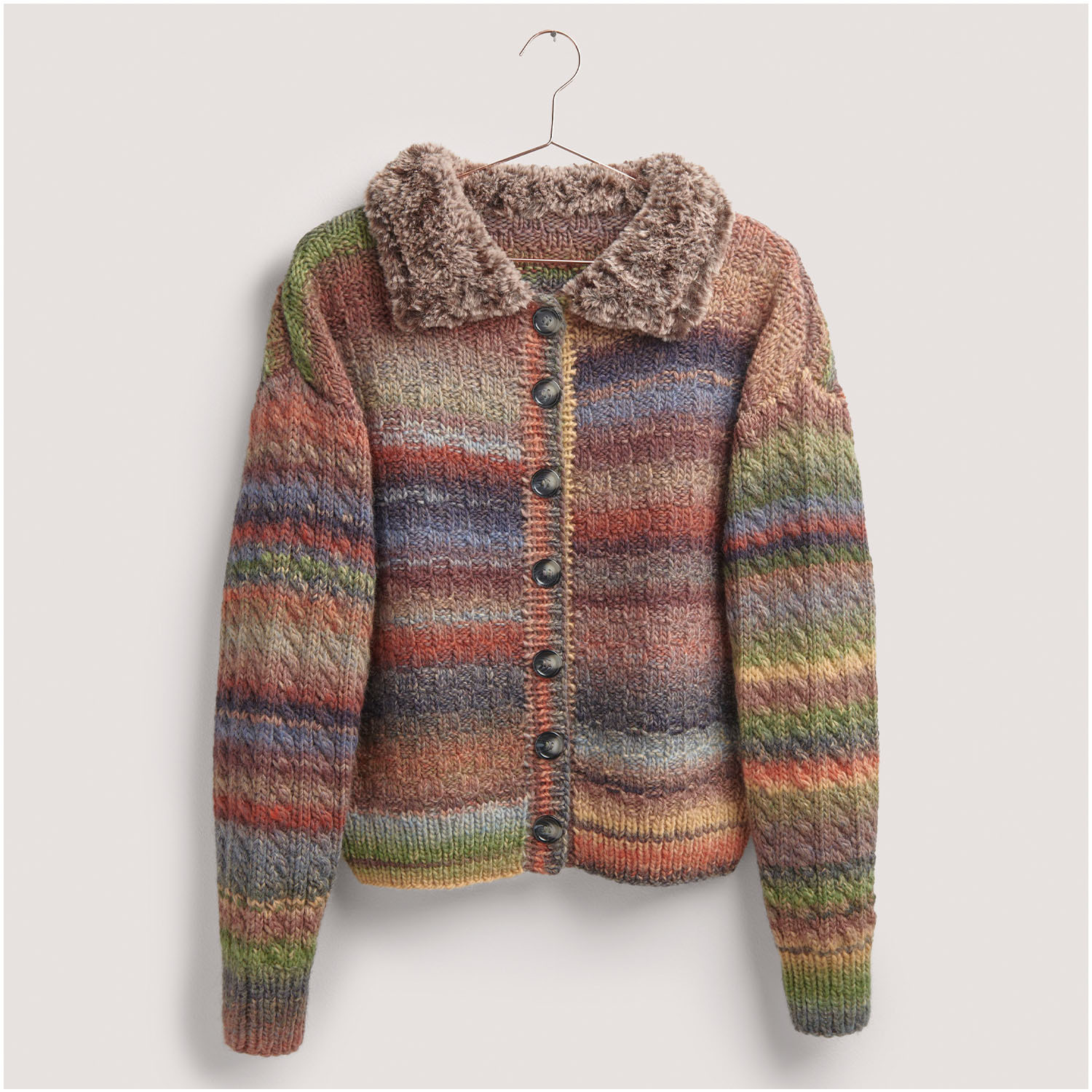 Strickset Jacke Modell 33, bunte Streifen, flauschiger Kragen, aus Die Neue Masche Nr. 8.