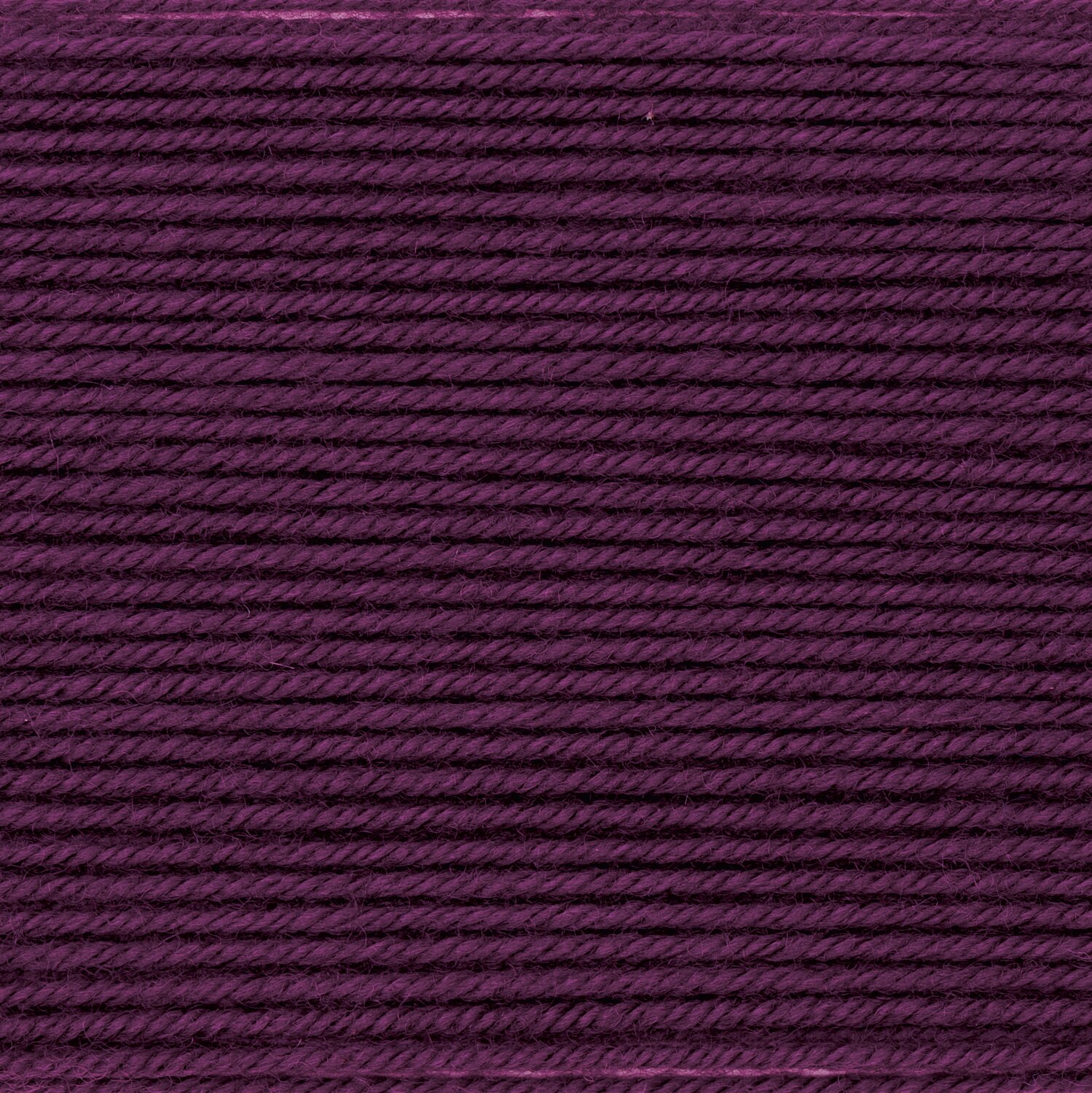 Essentials Merino dk zeigt gleichmäßig aufgewickeltes Strickgarn von Rico Design, Farbton tiefes Lila, Nahaufnahme der Faserstruktur, Knäuelgröße 50g 110m