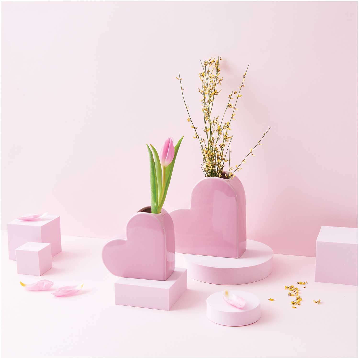 Keramik Vase Herz groß 16x6x16cm von Rico Design in Rosa, dekoriert mit Blumen auf rosa Hintergrund.