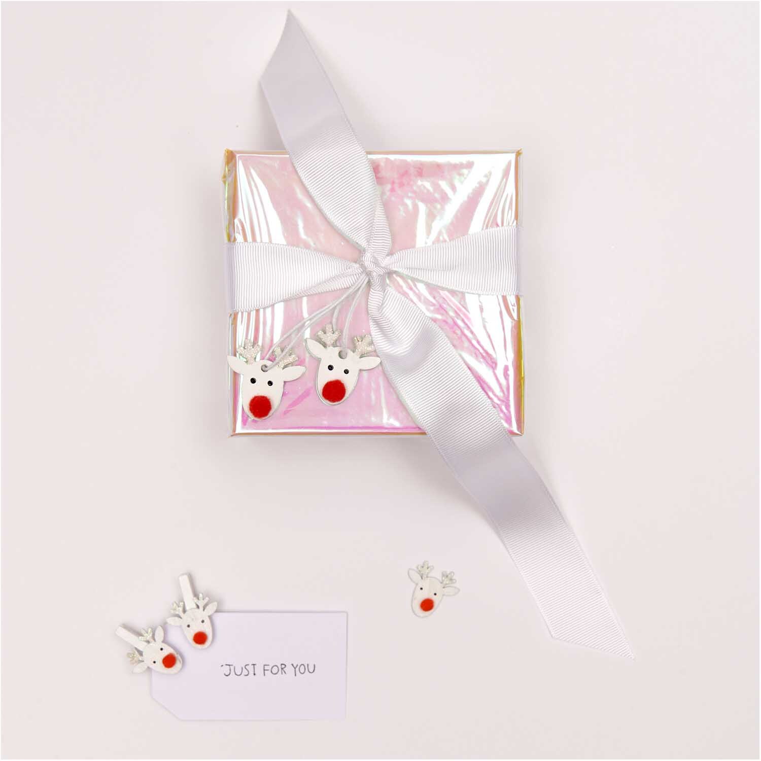 Dekoklammern Rentier 3cm 8 Stück: Weiße Rentierklammern von Rico Design an Geschenkbox mit Schleife.
