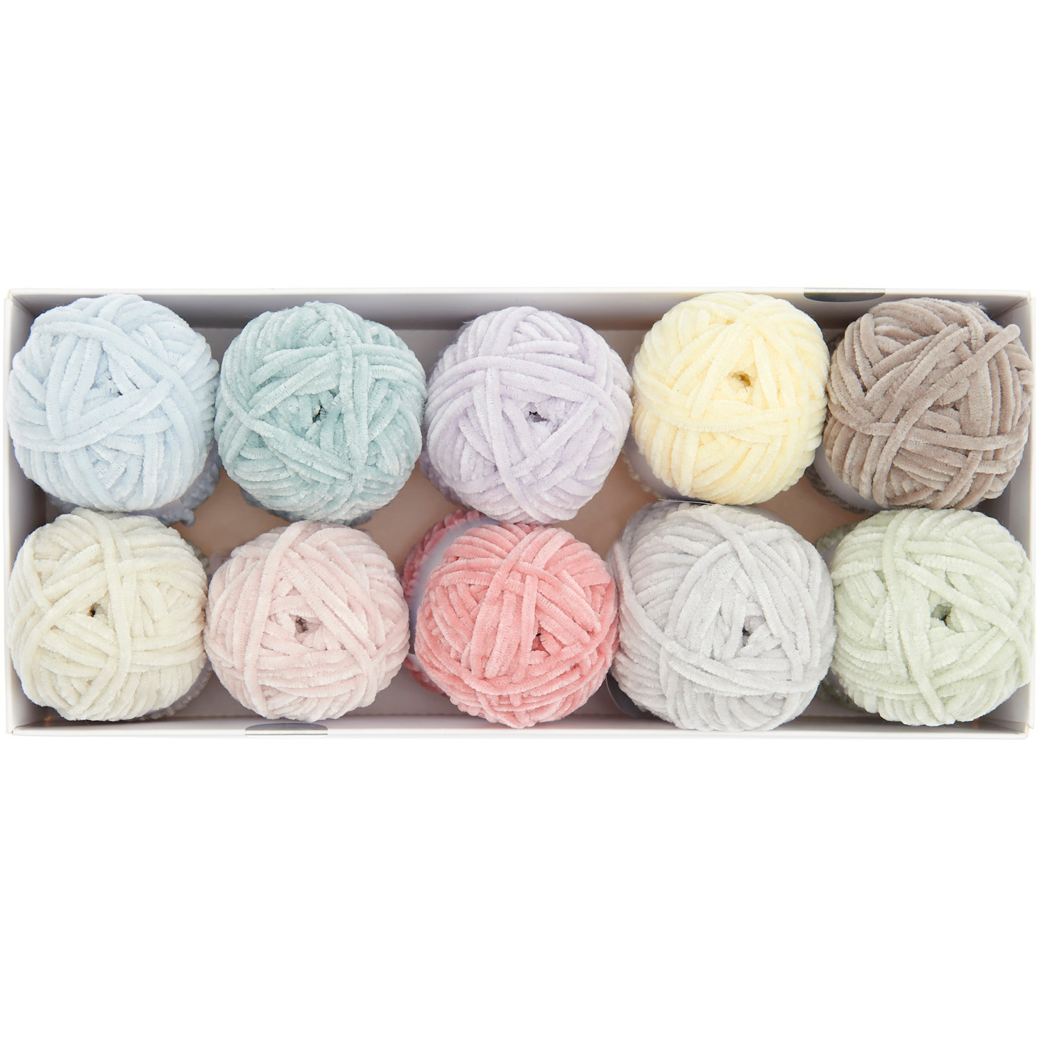 Nilli Nilli Set Pastell: Zehn weiche Garnknäuel in sanften Pastelltönen, ideal für kreative Projekte.
