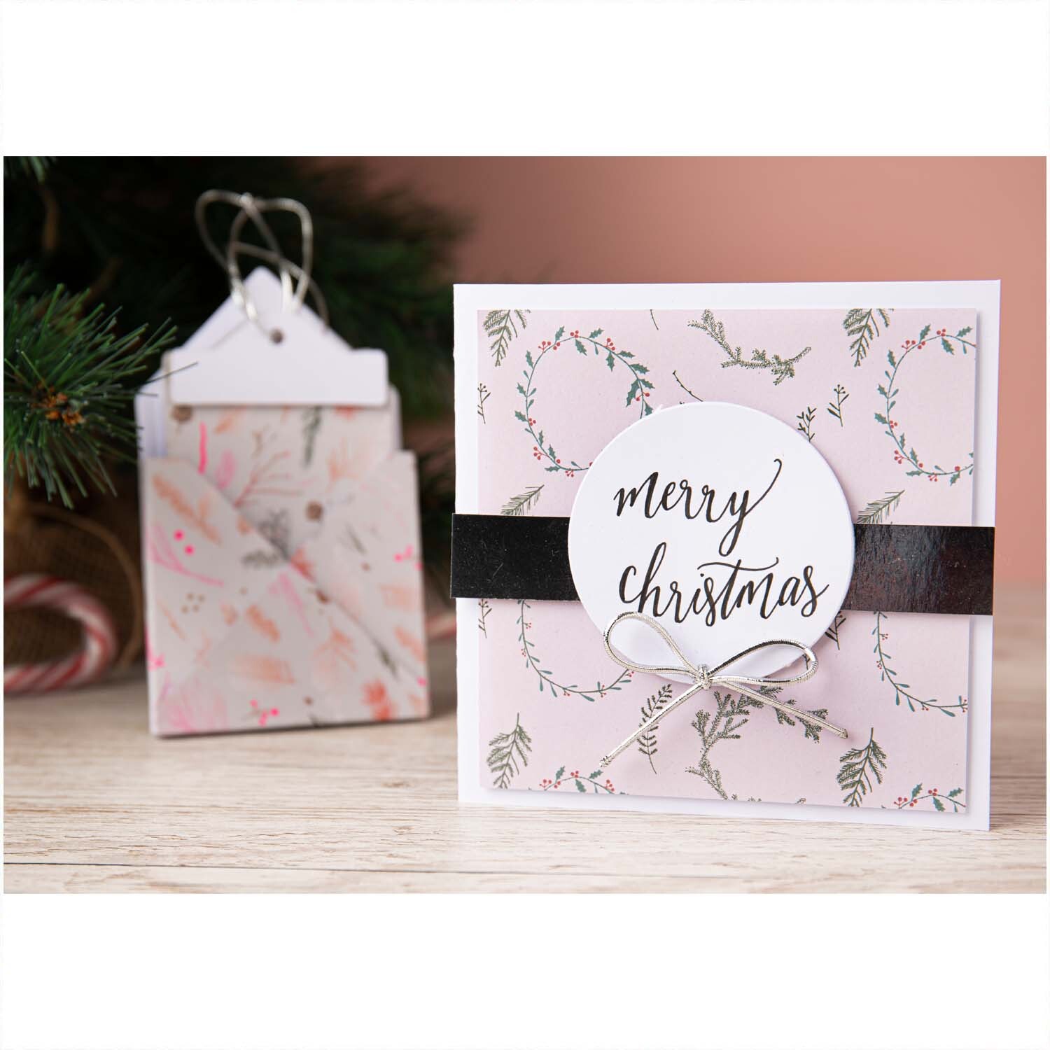 Framelits Die Set Circles: Weihnachtskarte mit Kreisdesign und festlichem Schriftzug, dekoriert mit Zweigen.