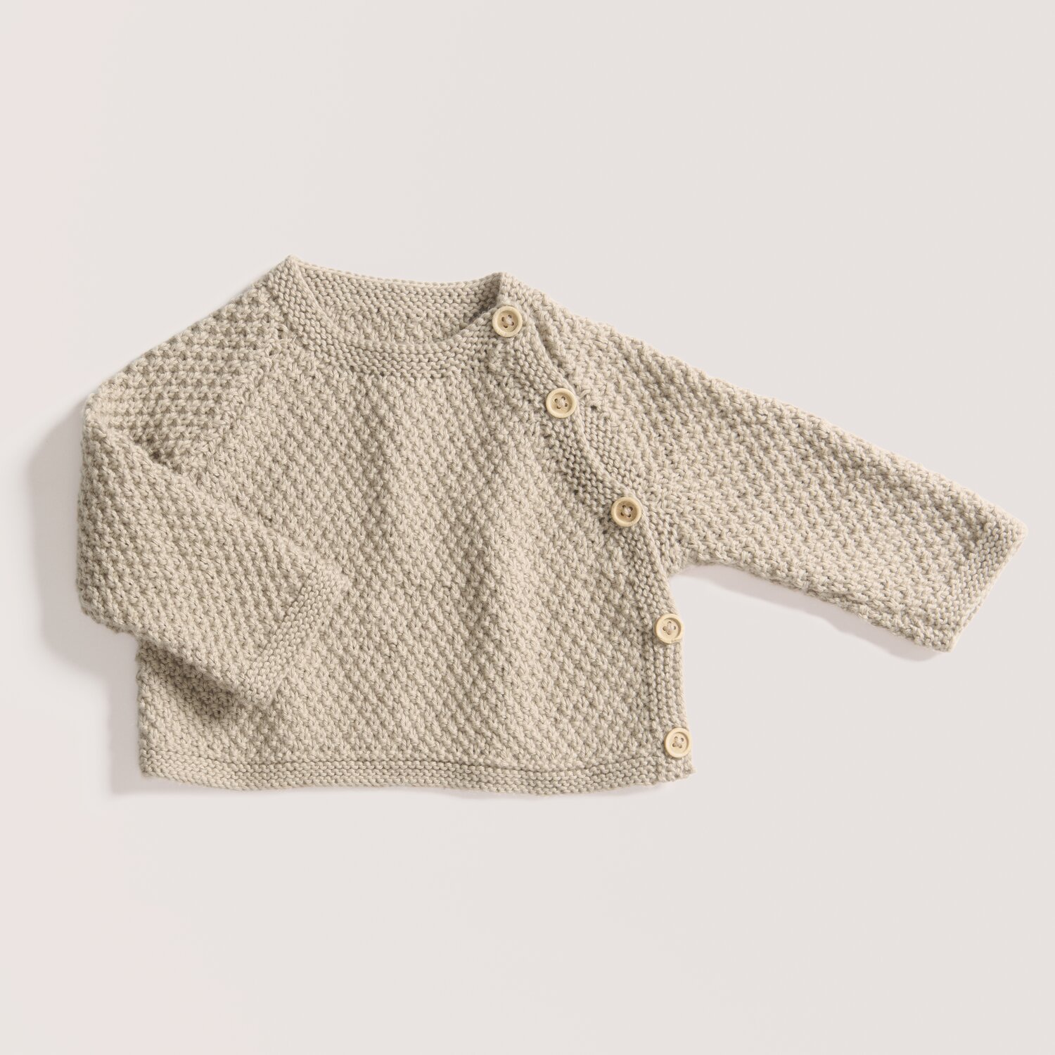 Strickset Pullover Modell 06 aus Baby 043 in Greige mit Knopfleiste, gestrickt aus weichem, organischem Baumwoll-Kaschmir-Garn.